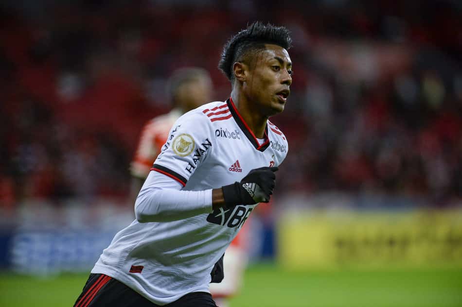 Bruno Henrique, do Flamengo, detona árbitro de jogo contra o Athletico nas redes sociais