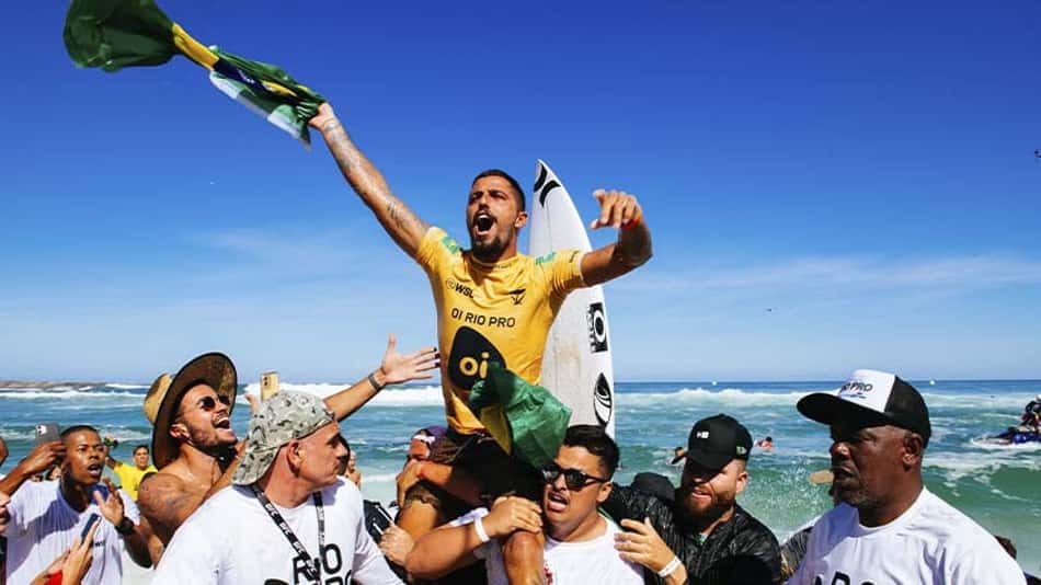 Filipe Toledo vence Italo Ferreira e é campeão mundial de surfe