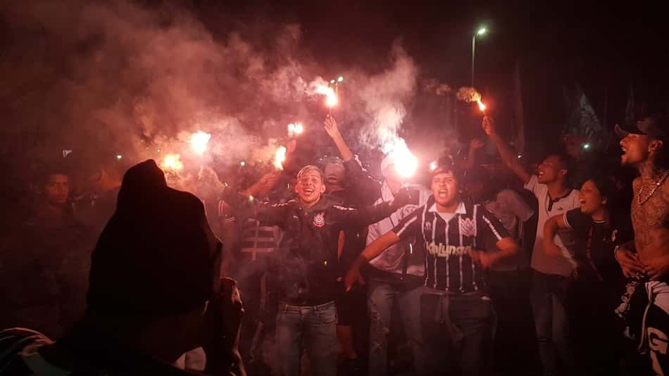 Com festa, torcida do Corinthians recepciona ônibus do clube na chegada à Arena