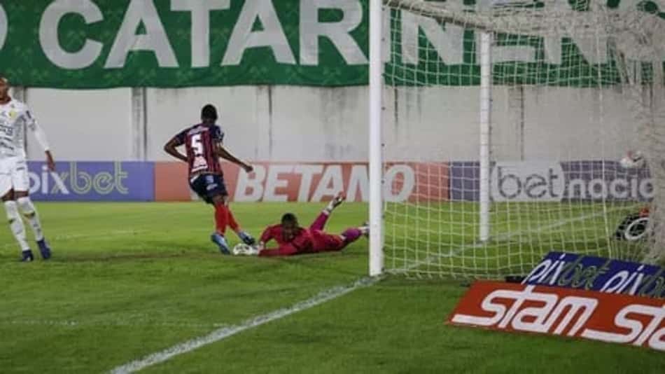 Auxiliar de Enderson Moreira destaca a 'eficiência' do Bahia