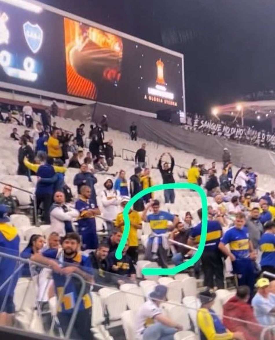 VÍDEO: Torcedores do Boca são flagrados fazendo gestos racistas em direção à torcida do Corinthians