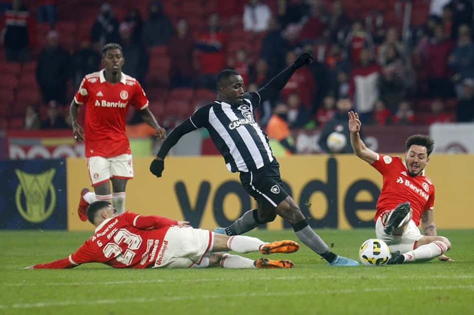 Em meio à busca por nome internacional, Kayque se consolida como 'reforço caseiro' no Botafogo