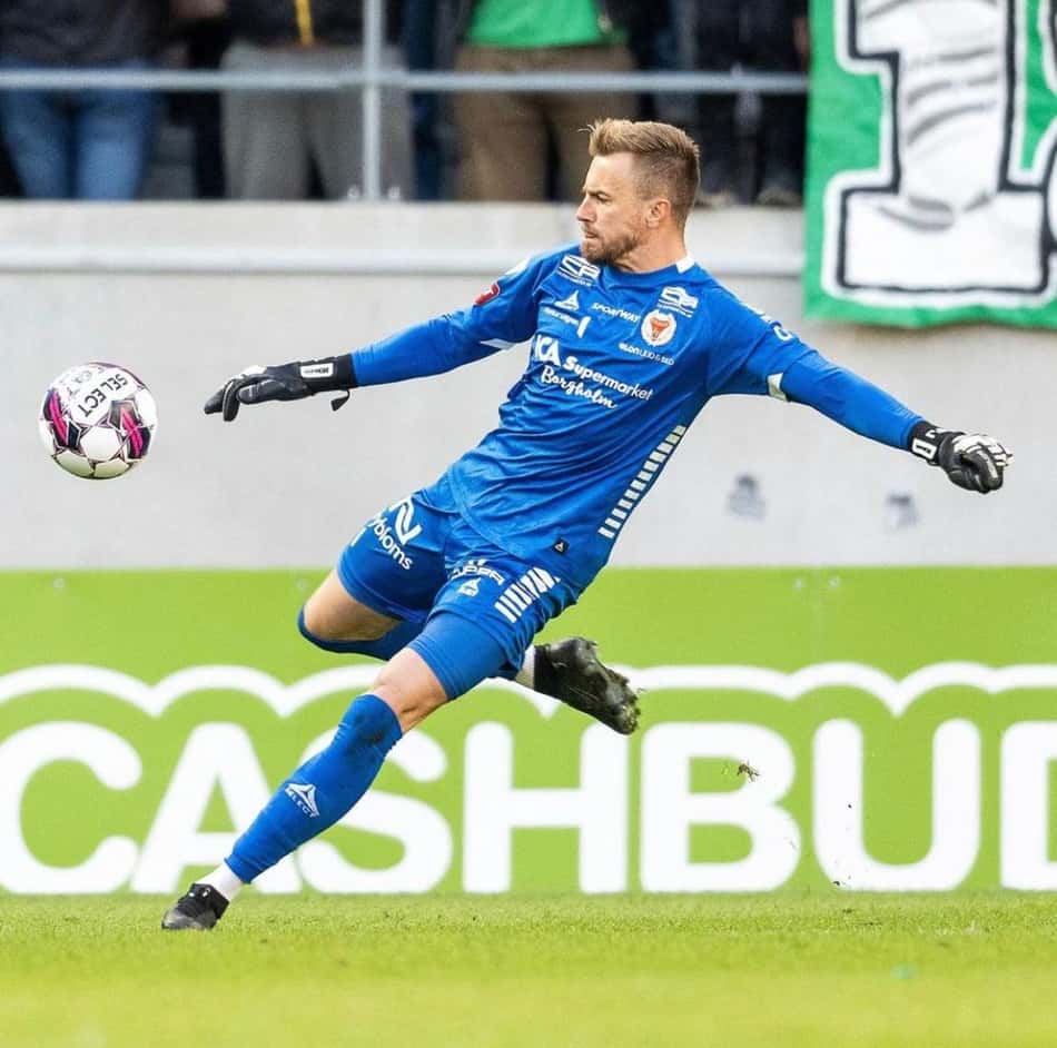 Goleiro Ricardo Friedrich garante vitória do Kalmar FF na Suécia