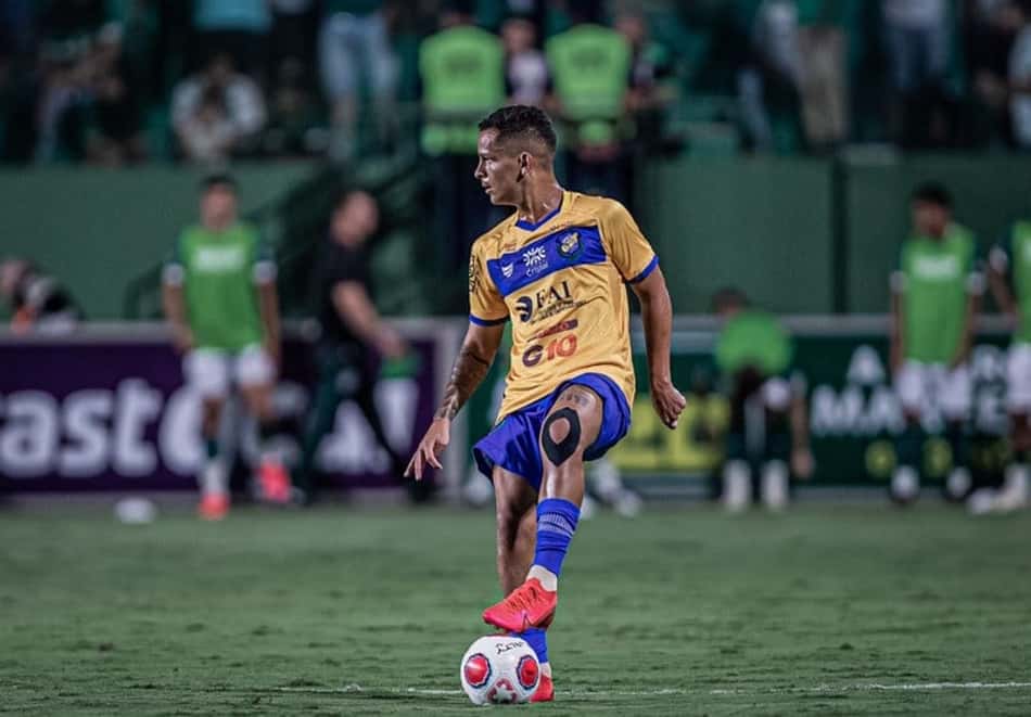 Ramon festeja gol pelo Iporá e foca em sequência decisiva na Série D
