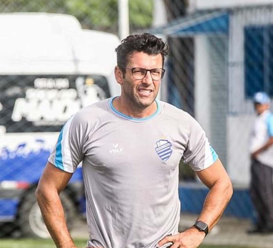 Alberto Valentim ainda não venceu no comando do CSA