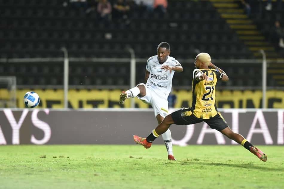 Angulo vibra com gol após sequência no banco de reservas do Santos