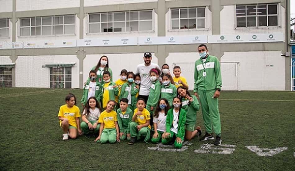 Neymar visita seu Instituto e relembra infância no bairro onde o projeto social atende dois mil jovens