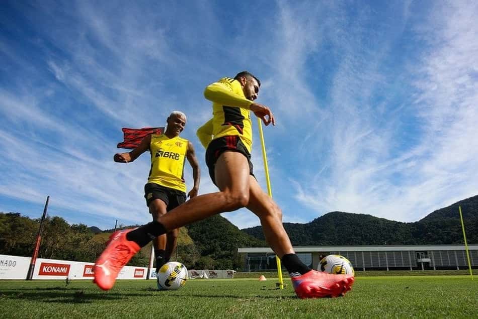 Dois atletas testam negativo para Covid-19 e se juntam ao Flamengo em São Paulo