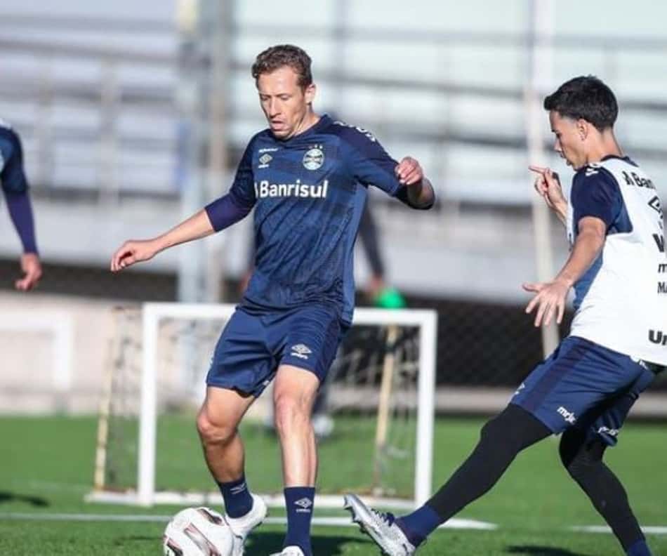 Lucas Leiva trabalha com elenco do Grêmio