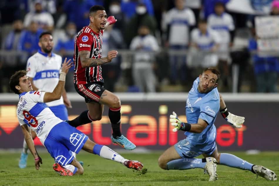 São Paulo levou mais cartões do que cometeu faltas em Santiago