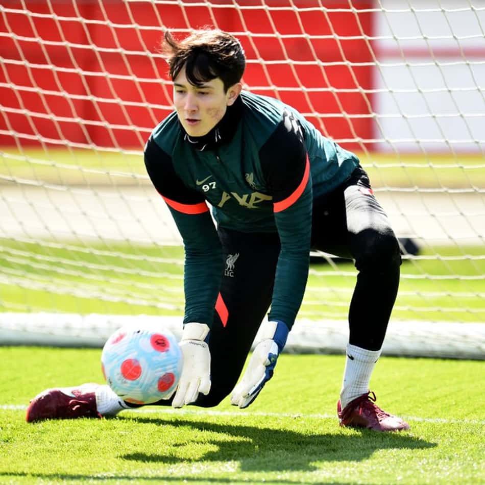 Goleiro brasileiro do Liverpool é emprestado para clube da oitava divisão inglesa