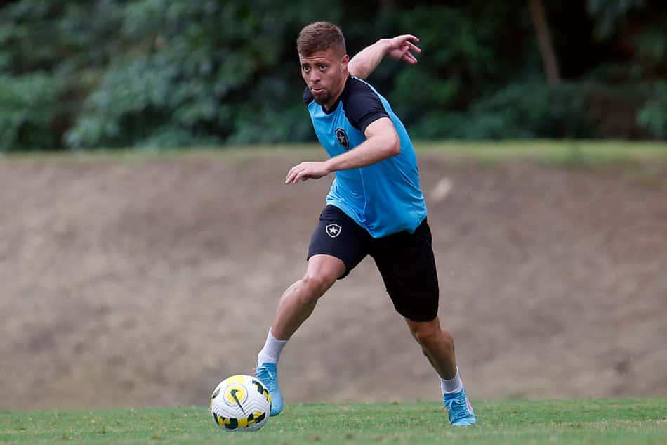 Lucas Fernandes treina com bola e avança na transição no Botafogo