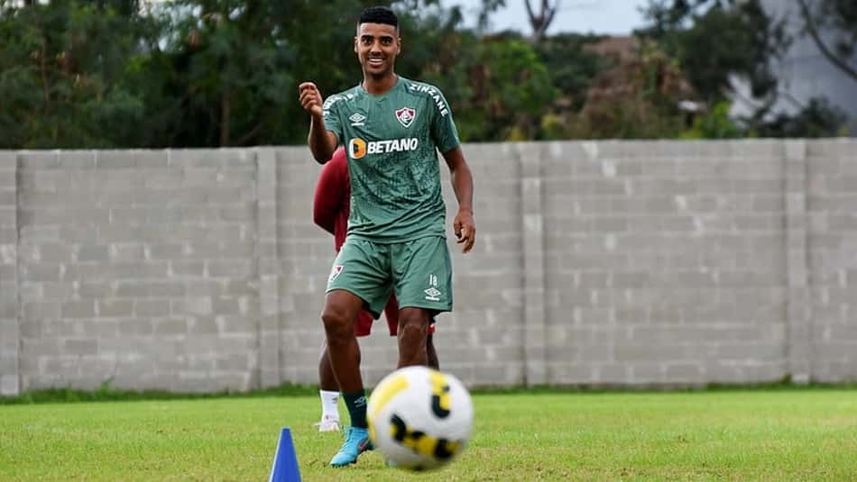 Alan é registrado no BID e pode estrear pelo Fluminense quando tiver condições físicas
