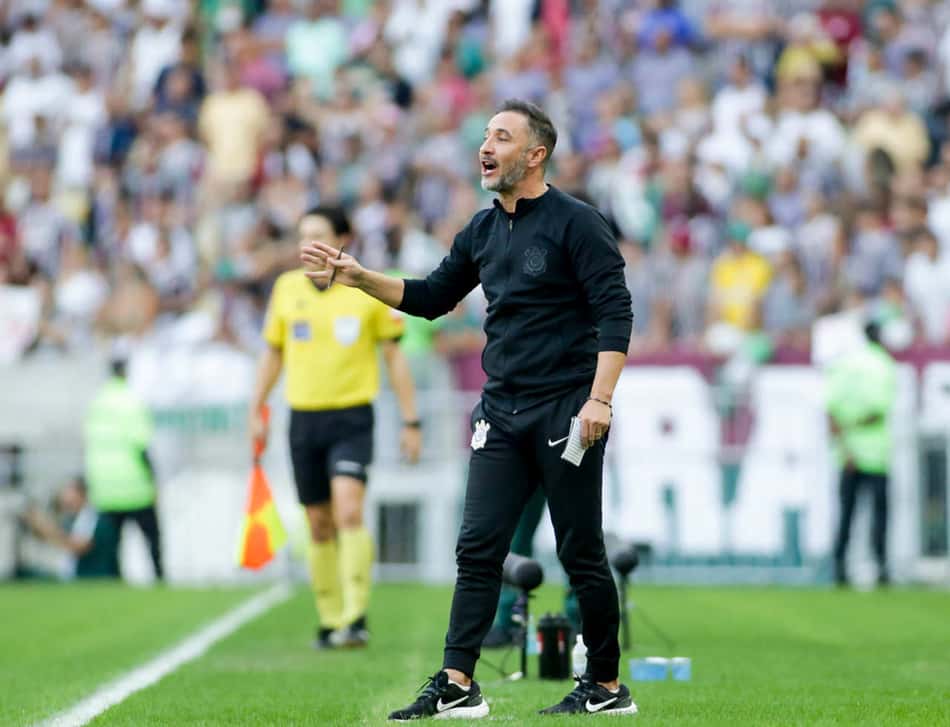 Vítor Pereira destaca espírito do Corinthians contra o Galo e elogia goleiro estreante: 'Hoje foi Carlão'