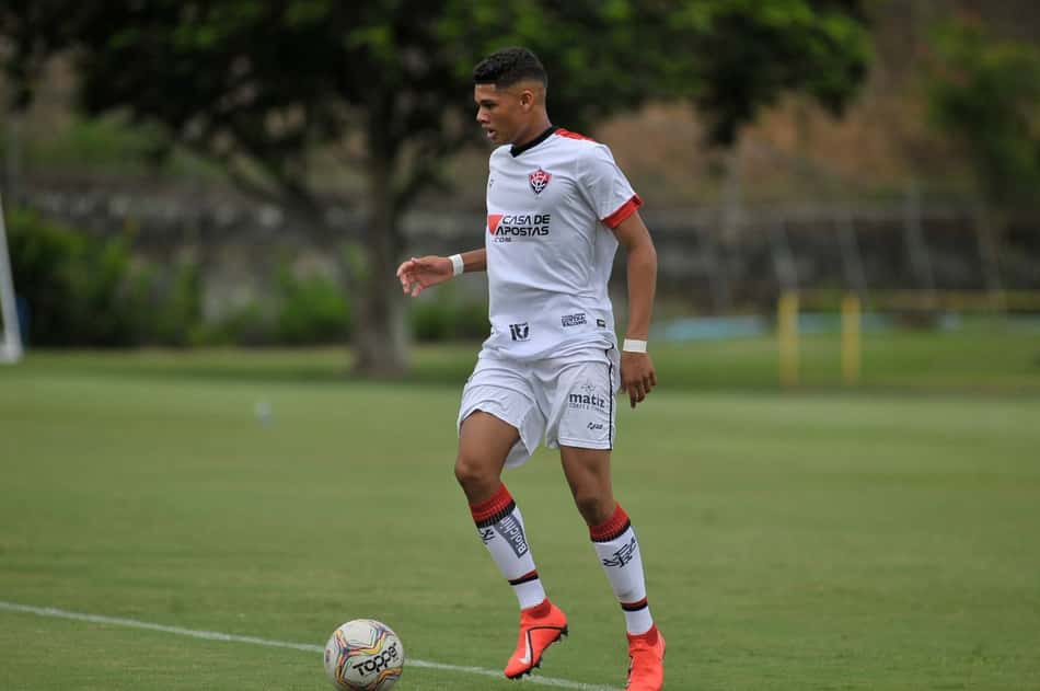 Kennedy, joia do Vitória, realiza cirurgia e projeta sua recuperação