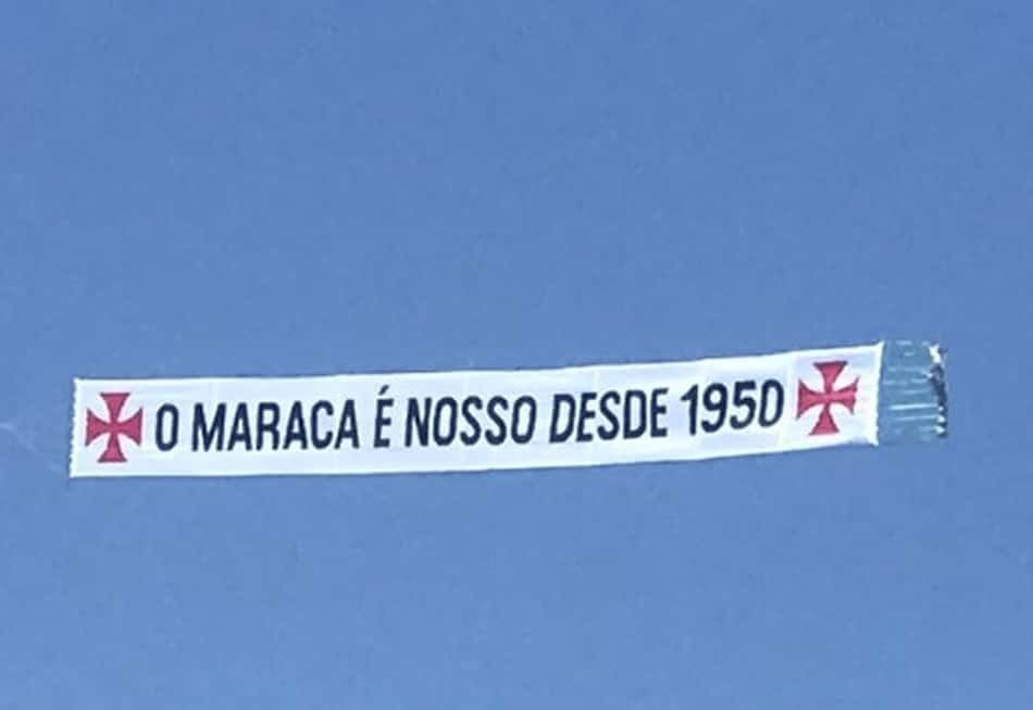 Torcida do Vasco usa faixa na praia para zoar rivais e perfil do clube no Twitter entra na brincadeira