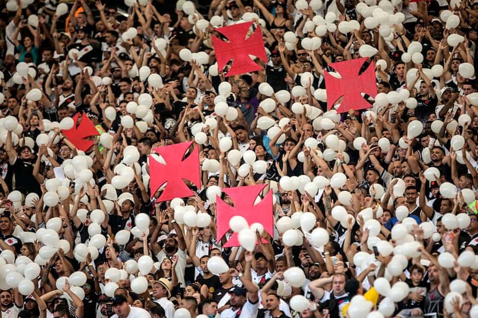 Andrey Santos destaca importância da torcida do Vasco mesmo quando time não vence: 'Motivam a gente'