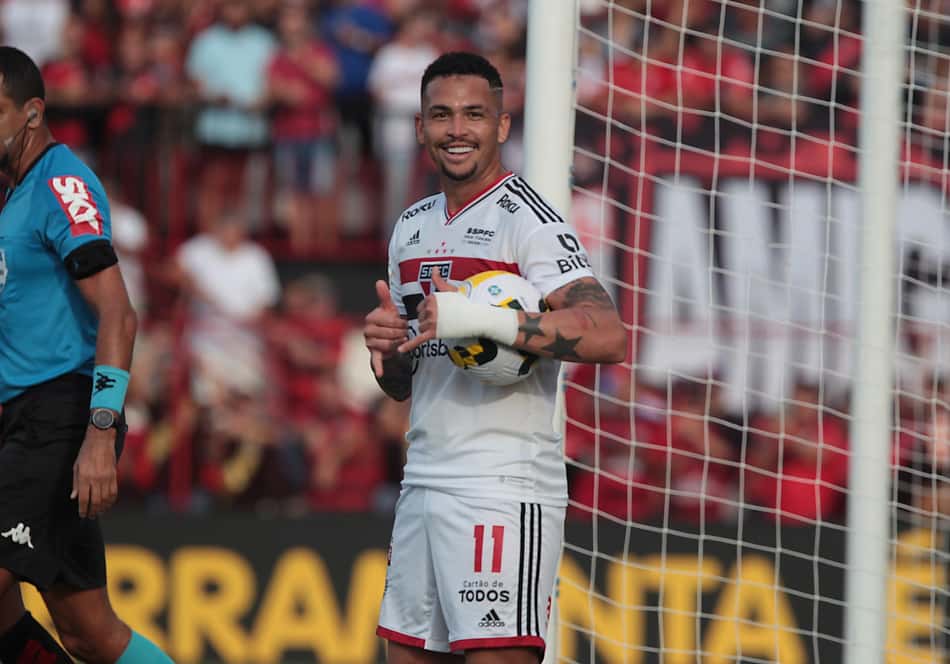 Luciano comemora os gols pelo São Paulo contra o Atlético-GO e cutuca o time que o revelou