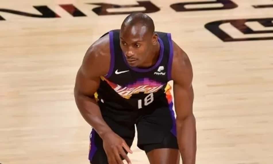 Suns renova com Biyombo e faz mais duas contratações