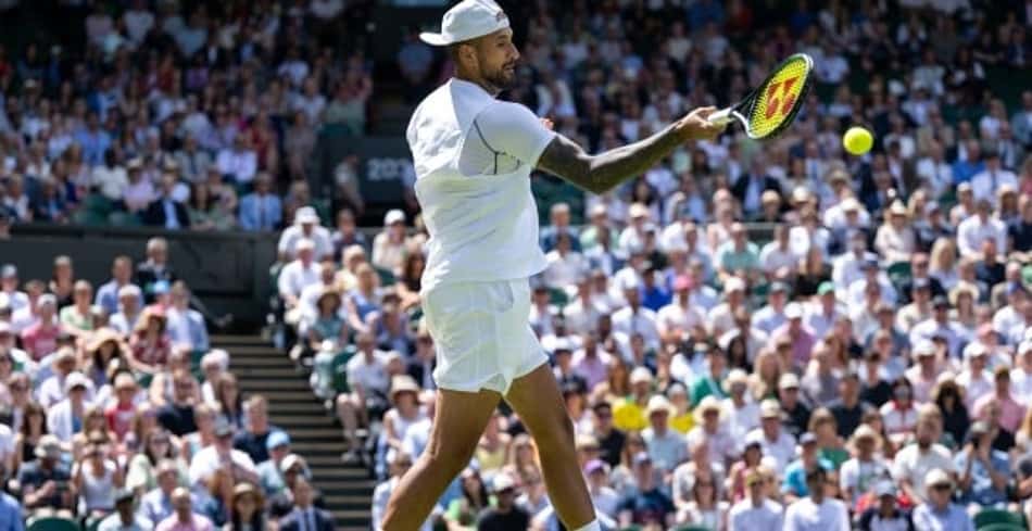 Kyrgios sofre com o ombro, mas vence batalha e faz quartas em Wimbledon