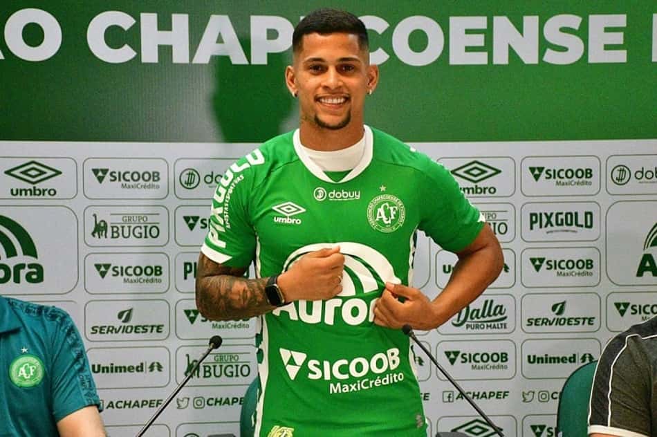 Maílton é apresentado na Chapecoense: 'Estou muito feliz'