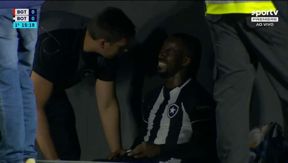 Kayque, do Botafogo, deixa o campo chorando contra o RB Bragantino após torção no joelho direito
