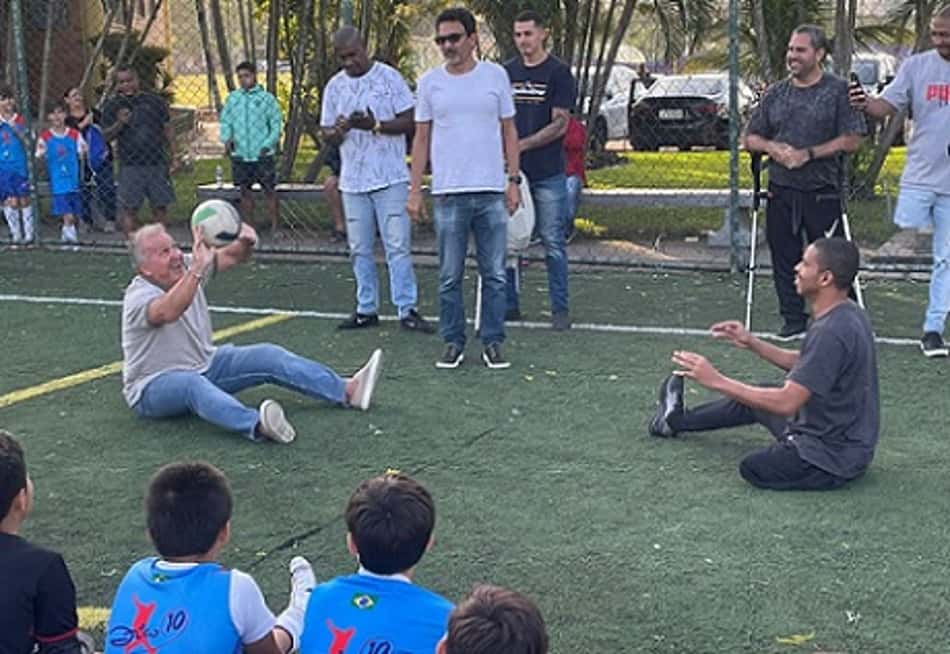 Zico se arrisca no vôlei sentado com atletas paralímpicos no CFZ