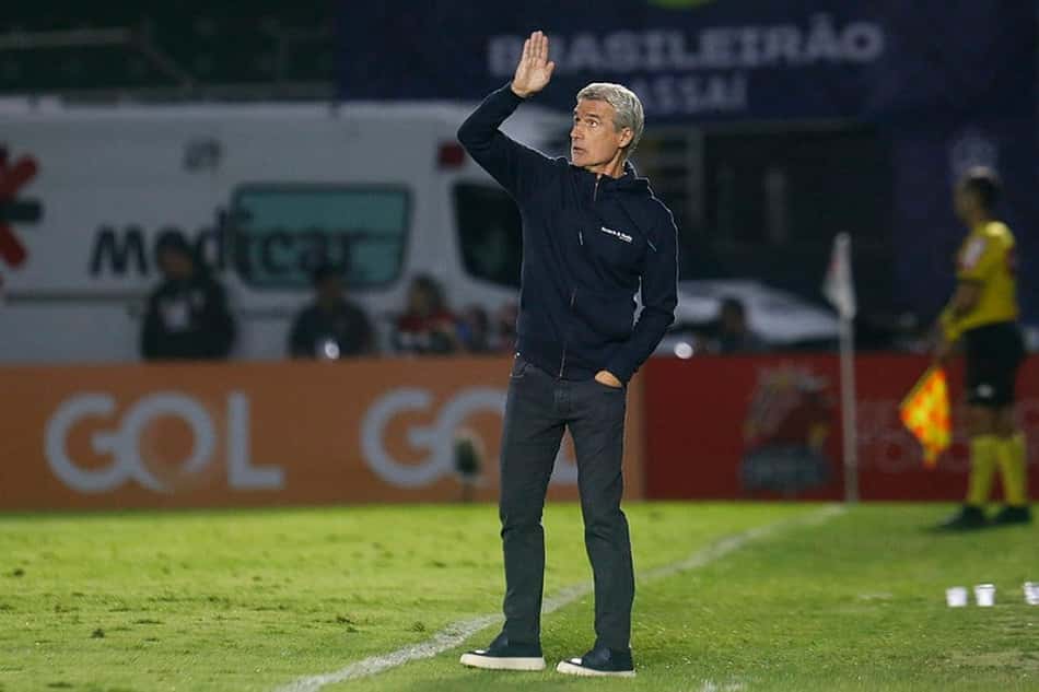 Luís Castro valoriza triunfo do Botafogo e parabeniza jogadores: 'Pela forma como se entregaram'
