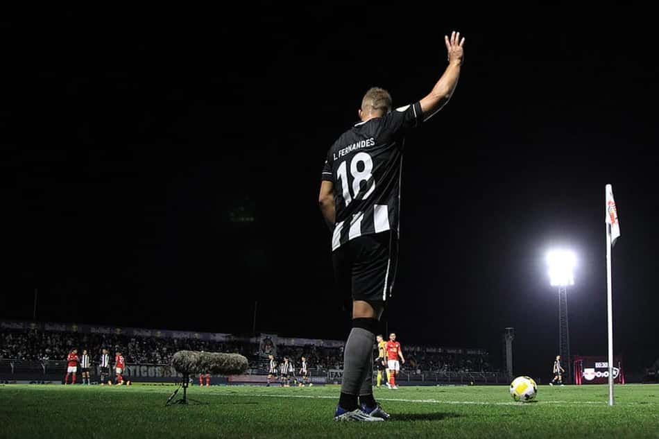 Lucas Fernandes dita ritmo do Botafogo em vitória e volta de lesão com destaque
