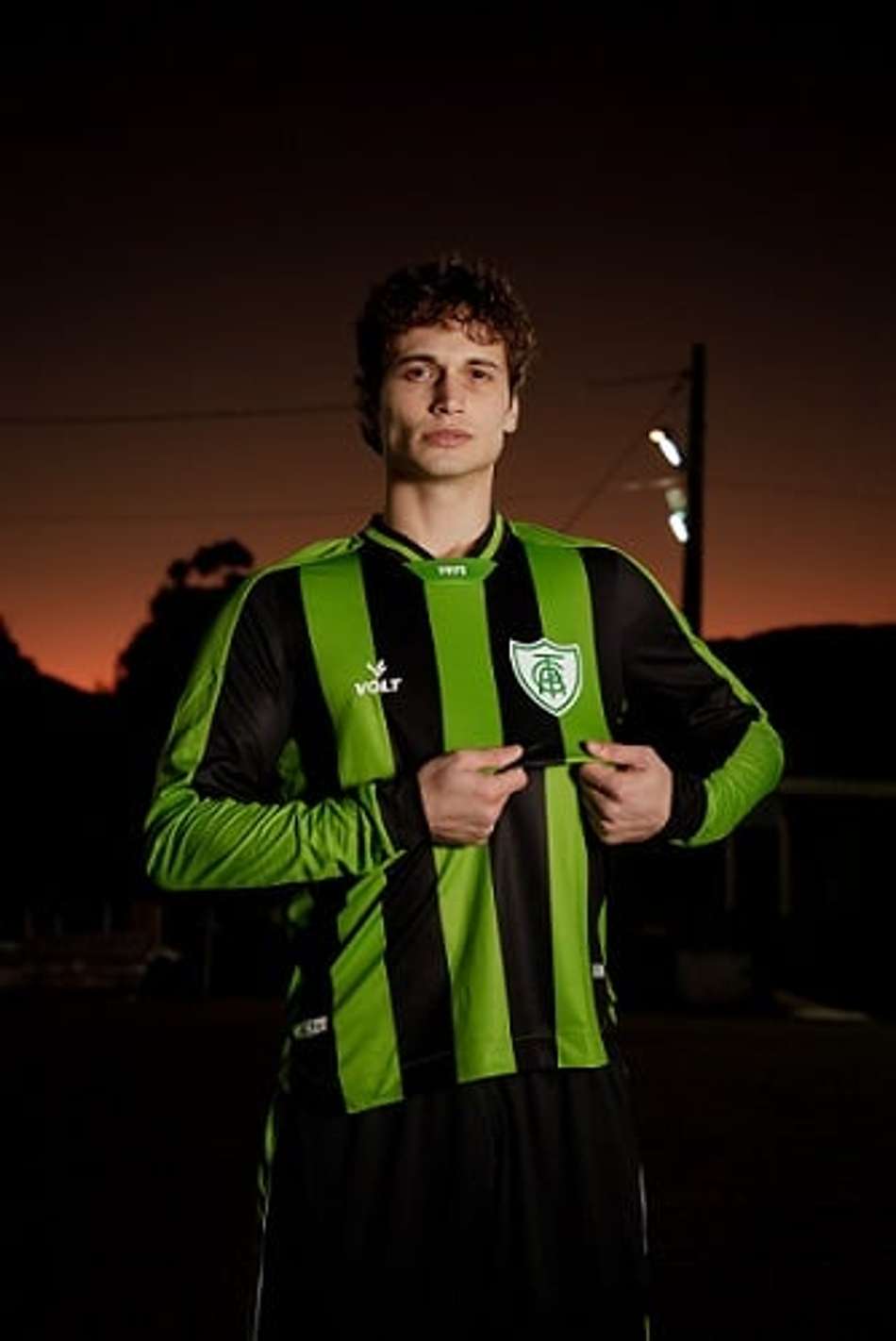 Com modelo semelhante ao principal, América-MG lança camisa versão manga longa