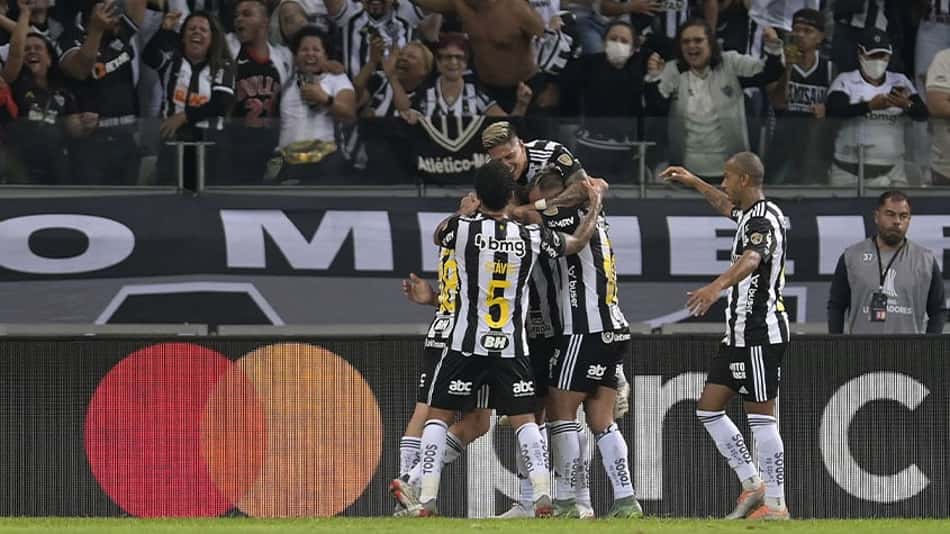 Hulk marca de pênalti, Atlético-MG bate o Emelec e avança para as quartas de final da Libertadores