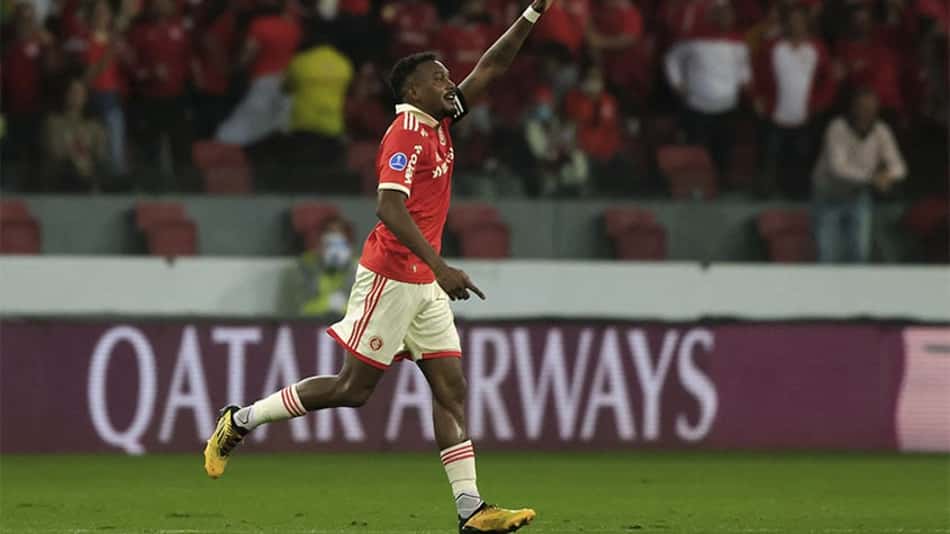 Mano Menezes exalta o apoio da torcida do Internacional após classificação na Sul-Americana
