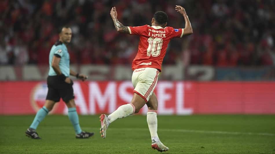 Internacional sai atrás contra o Colo-Colo, mas consegue virada histórica e avança às quartas na Sul-Americana