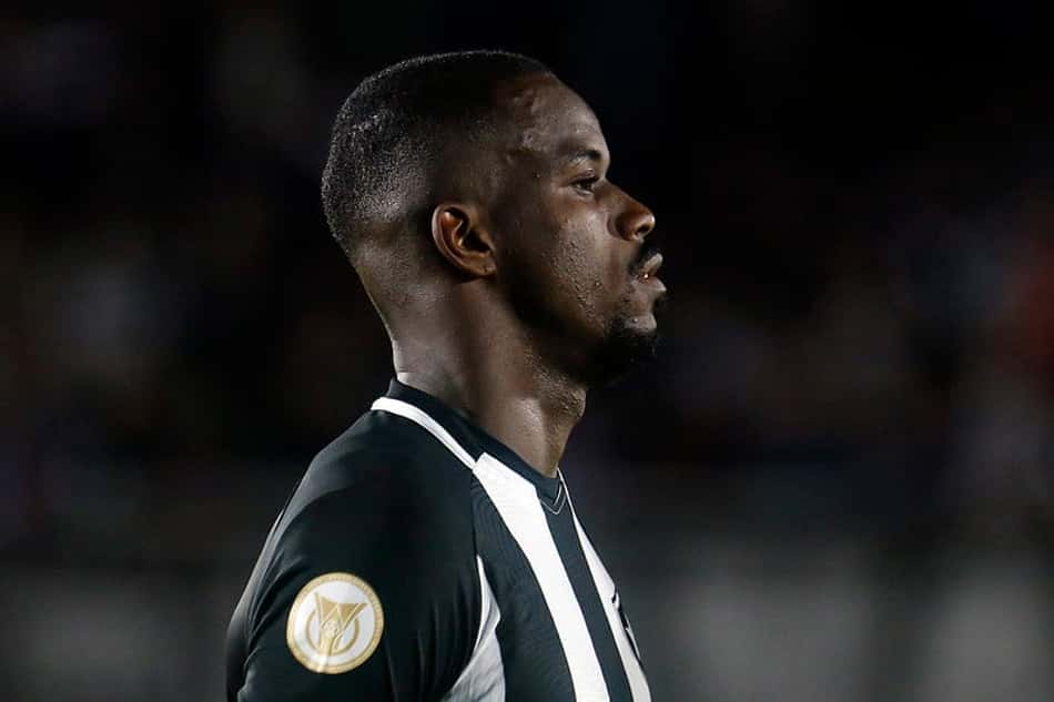 Kayque, do Botafogo, sofre lesão no ligamento cruzado anterior no joelho direito