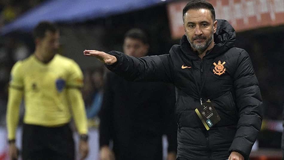 Após Corinthians fazer história, Vítor Pereira exalta espírito do elenco, mas diz: 'Não queria sofrer tanto'