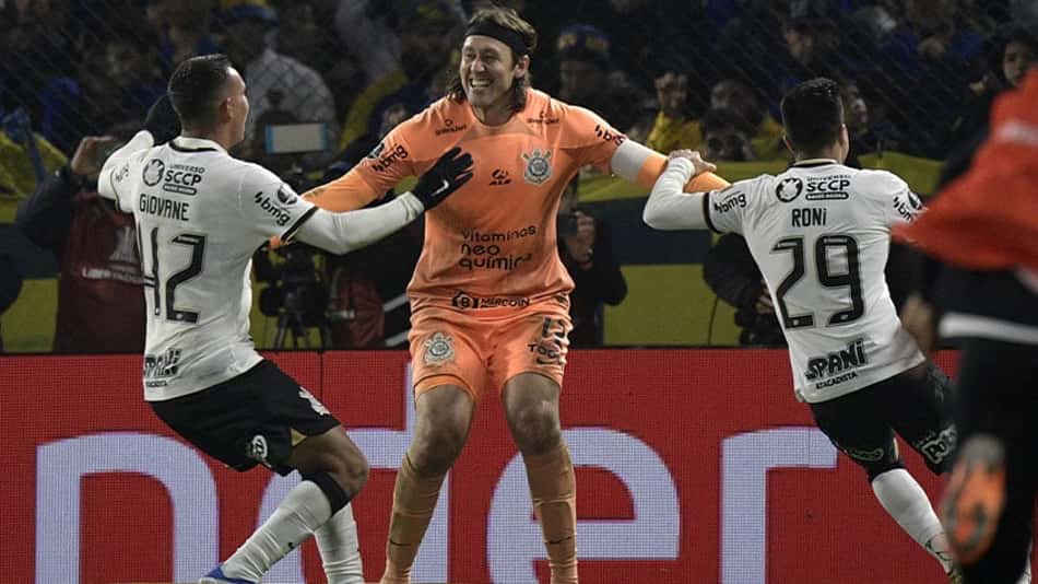 Corinthians 'devolve' 2013, supera o Boca Juniors nos pênaltis e avança às quartas de final da Libertadores