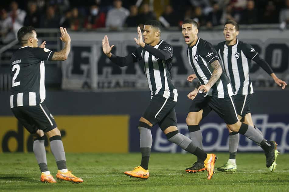 Espírito de luta, lesão de Kayque e oportunismo de Vinícius Lopes; veja os bastidores da vitória do Botafogo