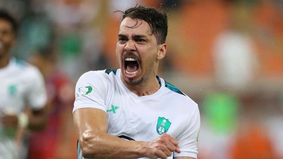 Carlos Eduardo rescinde contrato com o Al-Ahli e encaminha acerto com o Botafogo