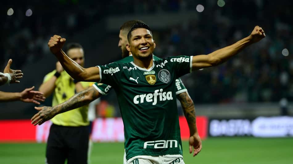 Saiu o gol de bicicleta! Rony comemora e agradece apoio da torcida: 'Não me deixaram desistir'