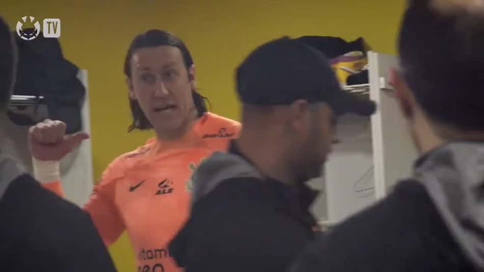 Vídeo de bastidores mostra Cássio pedindo garra e Vítor Pereira em êxtase: 'Isso é Corinthians'