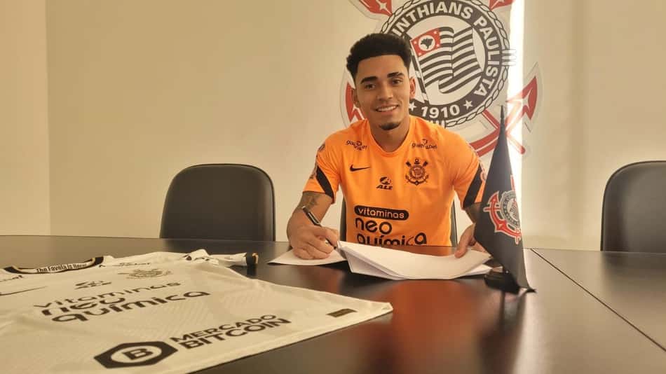 Corinthians anuncia extensão contratual com o meia Du Queiroz