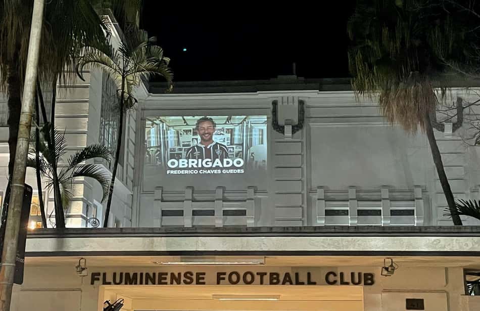 Torcedor faz projeção de momentos marcantes de Fred pelo Fluminense na fachada de Laranjeiras