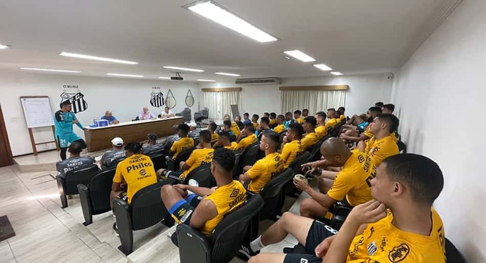 Rueda vai ao CT e se reúne com comissão e elenco do Santos