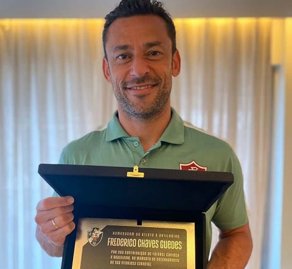 Vasco faz homenagem e entrega placa a Fred, do Fluminense