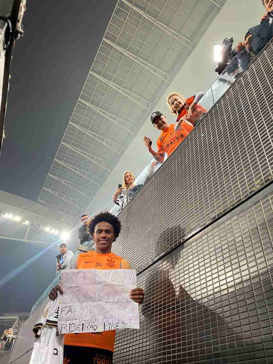 Fã mirim de Willian presenteia o jogador e consegue camisa do meia do Corinthians