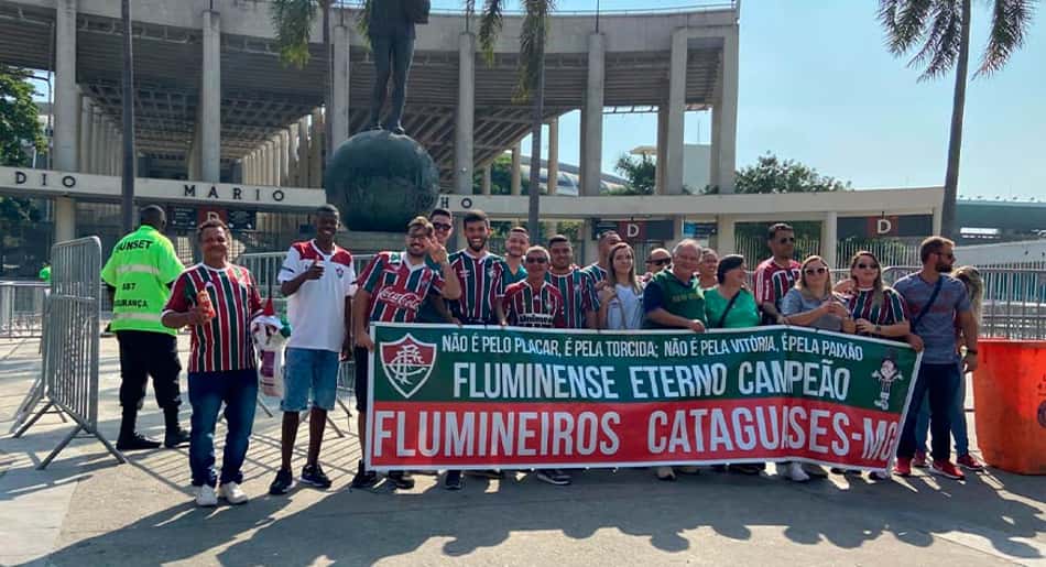 Tricolor em toda a Terra: torcedores do Fluminense enfrentam longas viagens para homenagear Fred