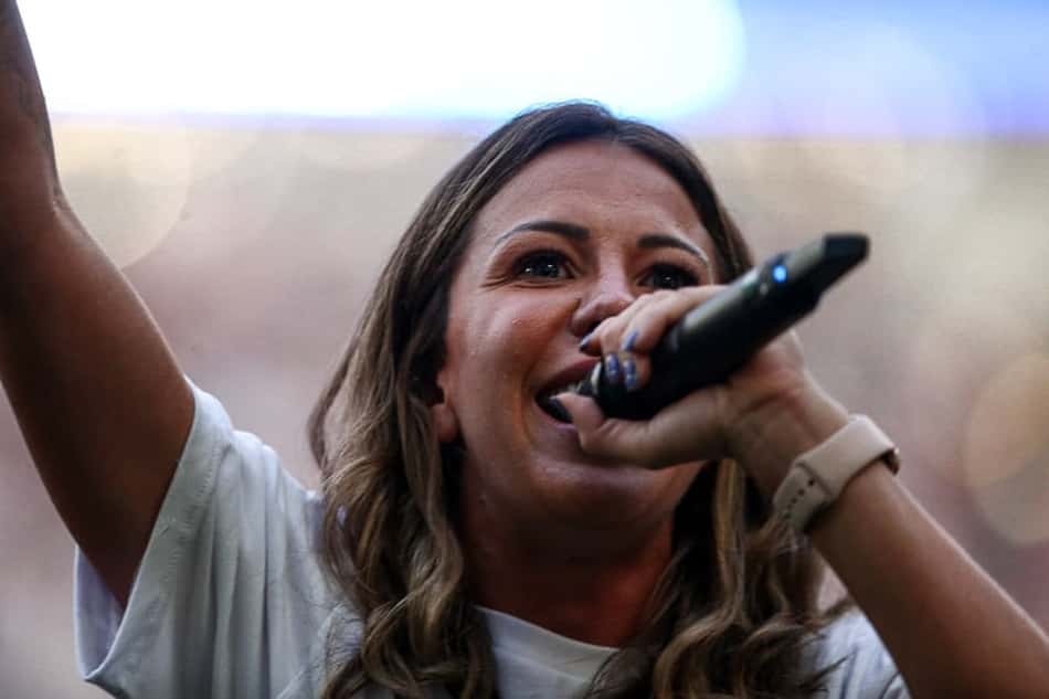 Apresentadora da Globo canta com Belo em despedida de Fred