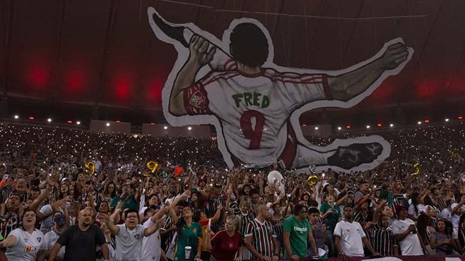 Com show de luzes, torcida do Fluminense faz mosaico gigante na despedida de Fred