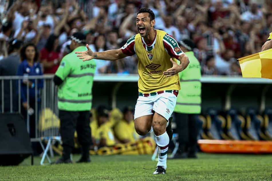 Fred se aposenta e recebe primeira camisa do Flu Legends, programa para ex-jogadores do Fluminense
