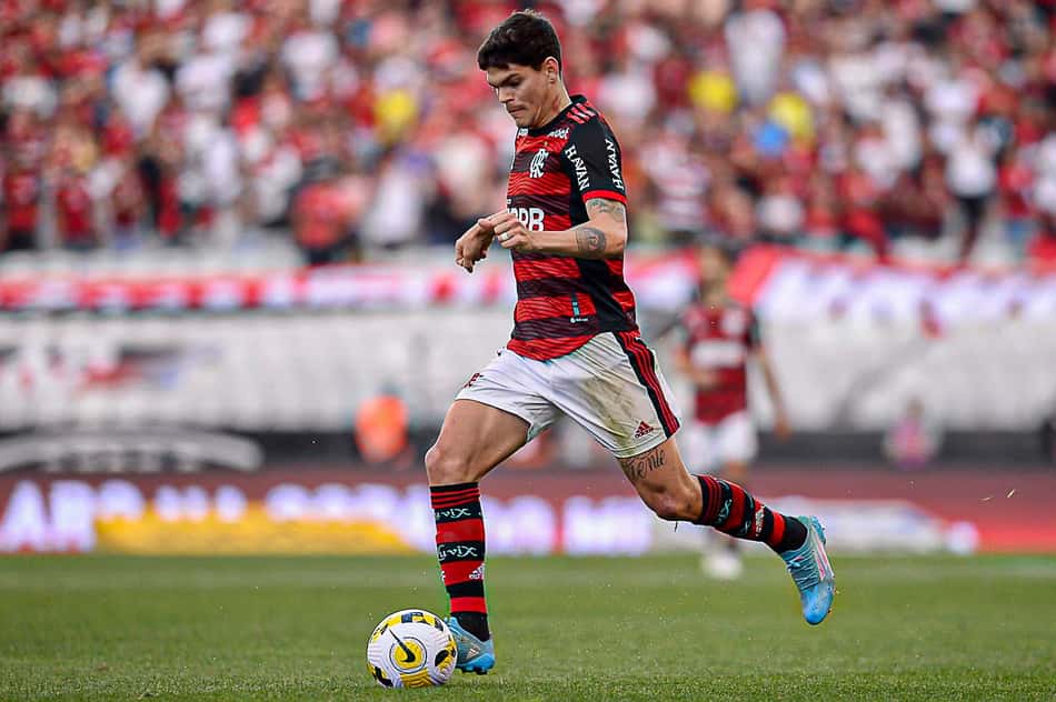 Ayrton Lucas abre o coração sobre momento no Flamengo e revela: 'Sempre foi meu maior sonho jogar aqui'